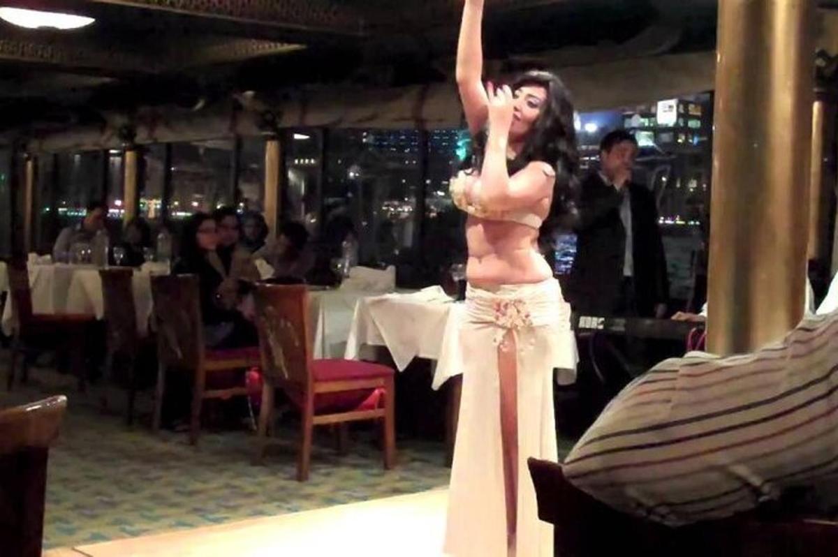 žena v bílých šatech stojící v restauraci