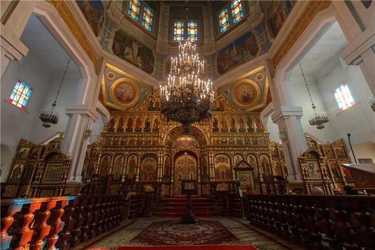 velký kostel s lustrem a velká budova