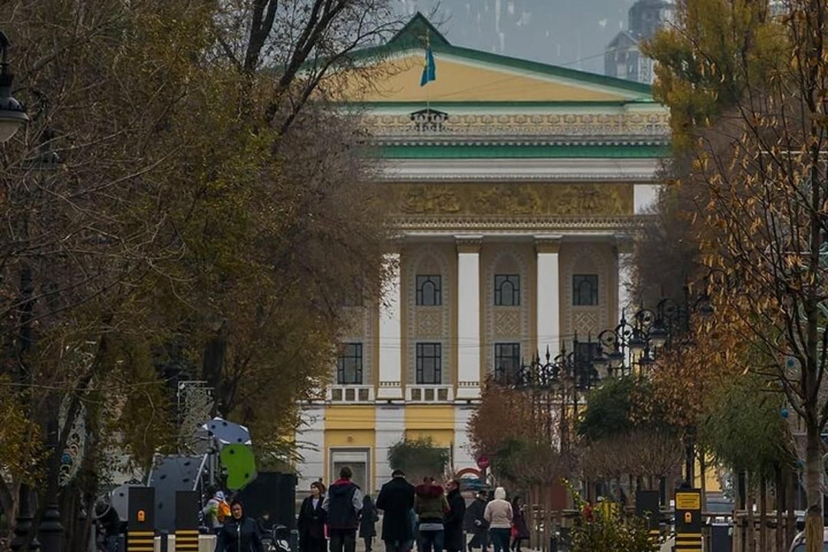 velká budova s lidmi, kteří chodí před ní