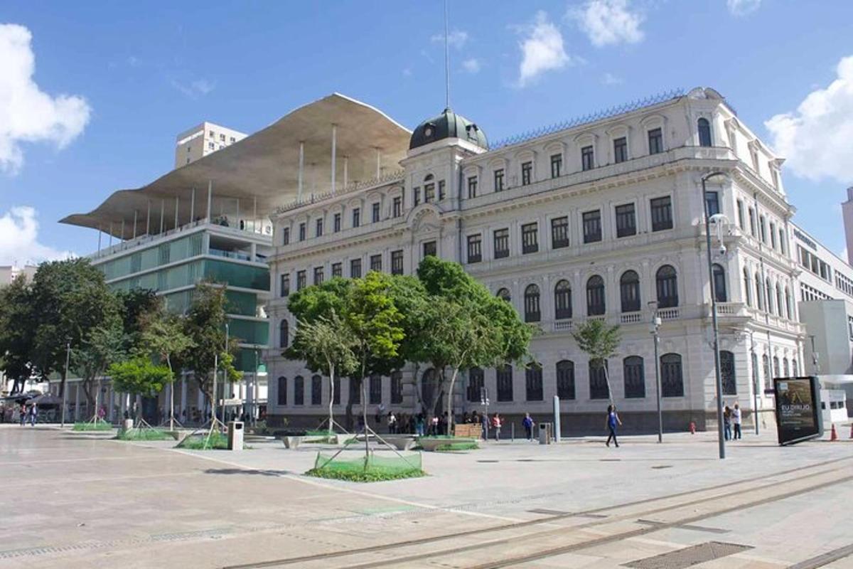 o clădire mare și albă cu copaci în fața ei