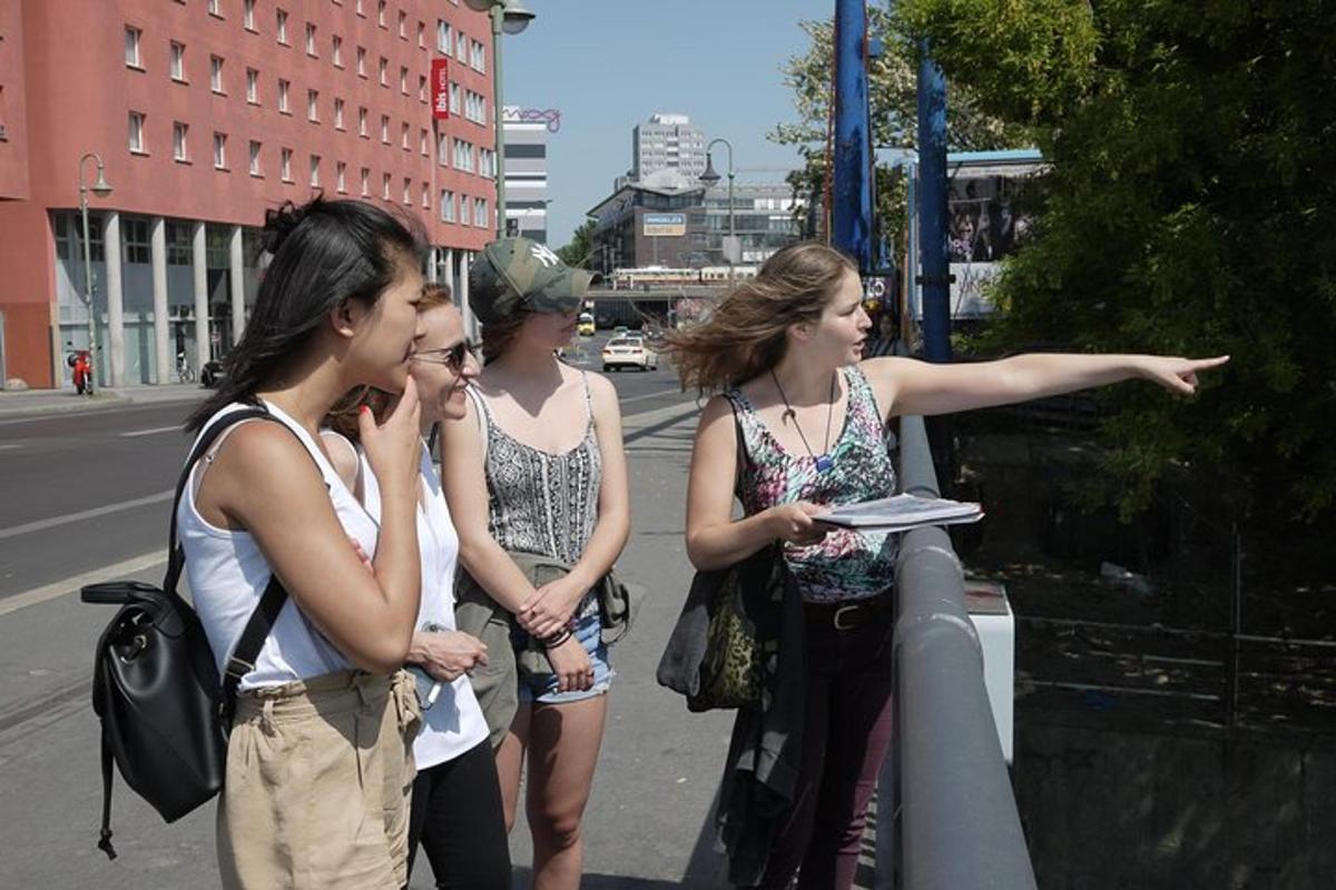 un gruppo di donne in piedi su una strada cittadina