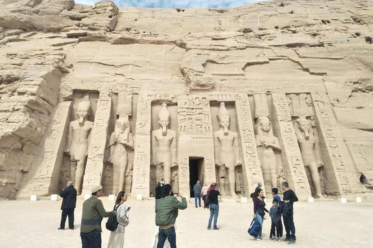 Egy csoport ember áll az abu simbel-i templom előtt