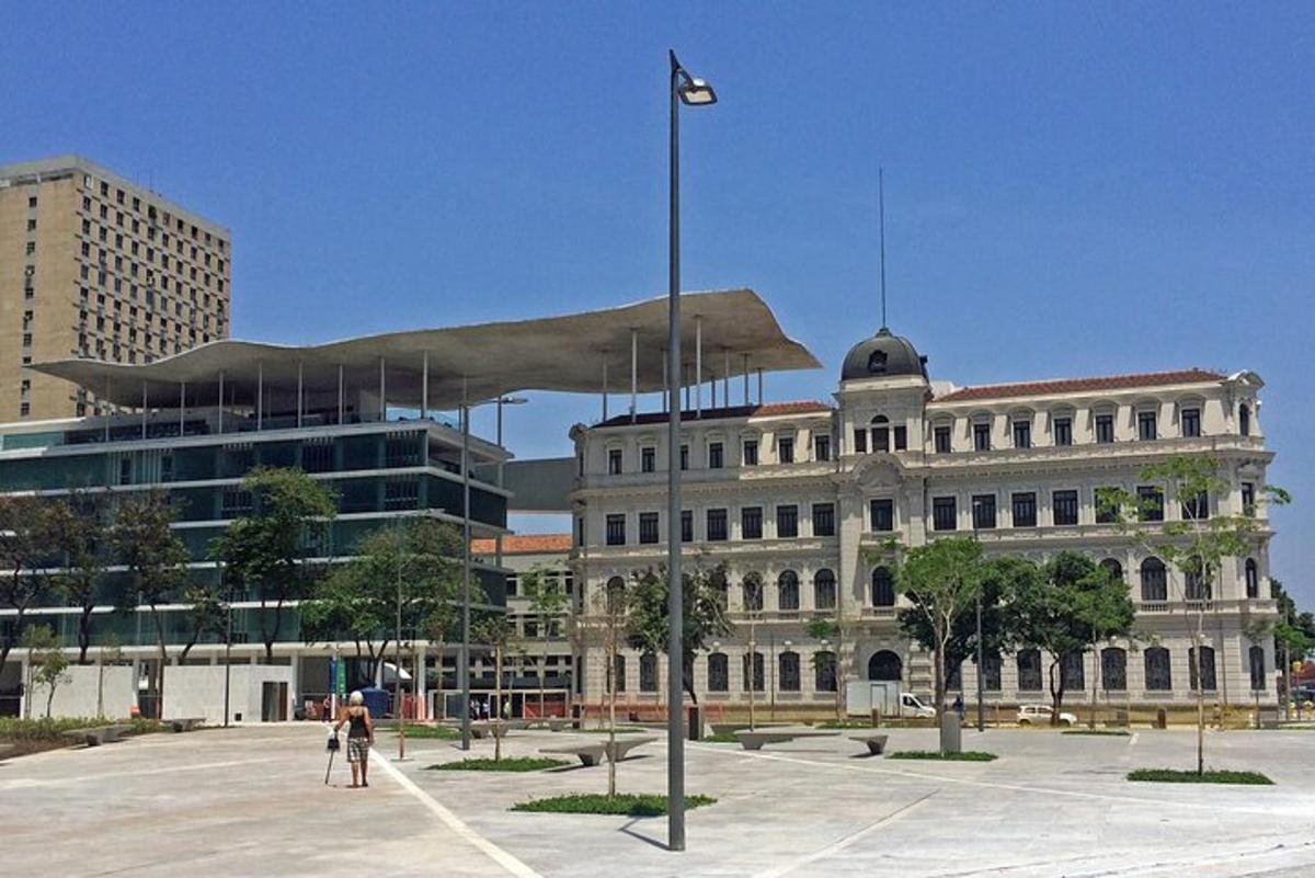 un grande edificio con un'asta della bandiera di fronte