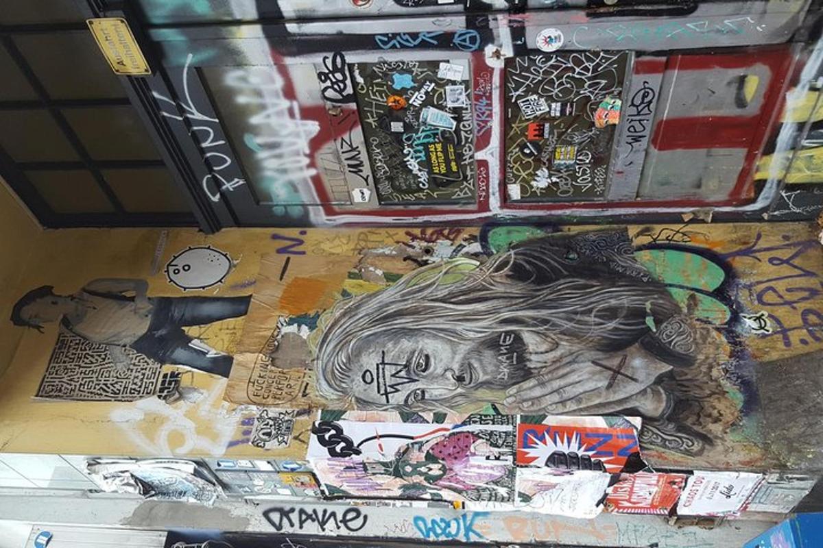 una valigia piena di graffiti su un tavolo