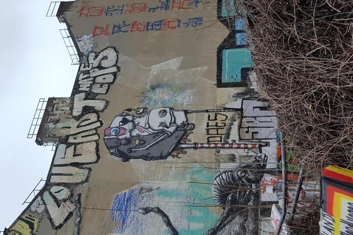 un muro con un dipinto sul lato di un edificio