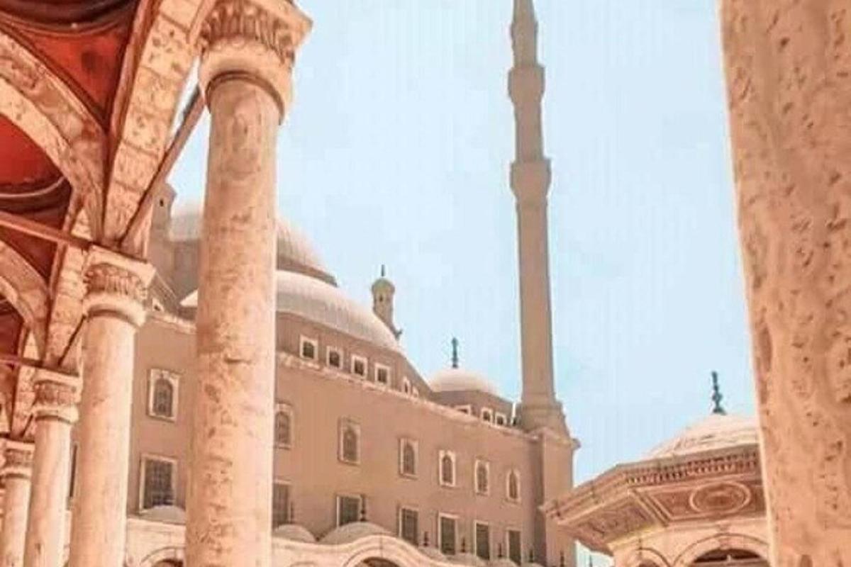 egy nagy épület, benne egy minarettel ellátott mecsettel
