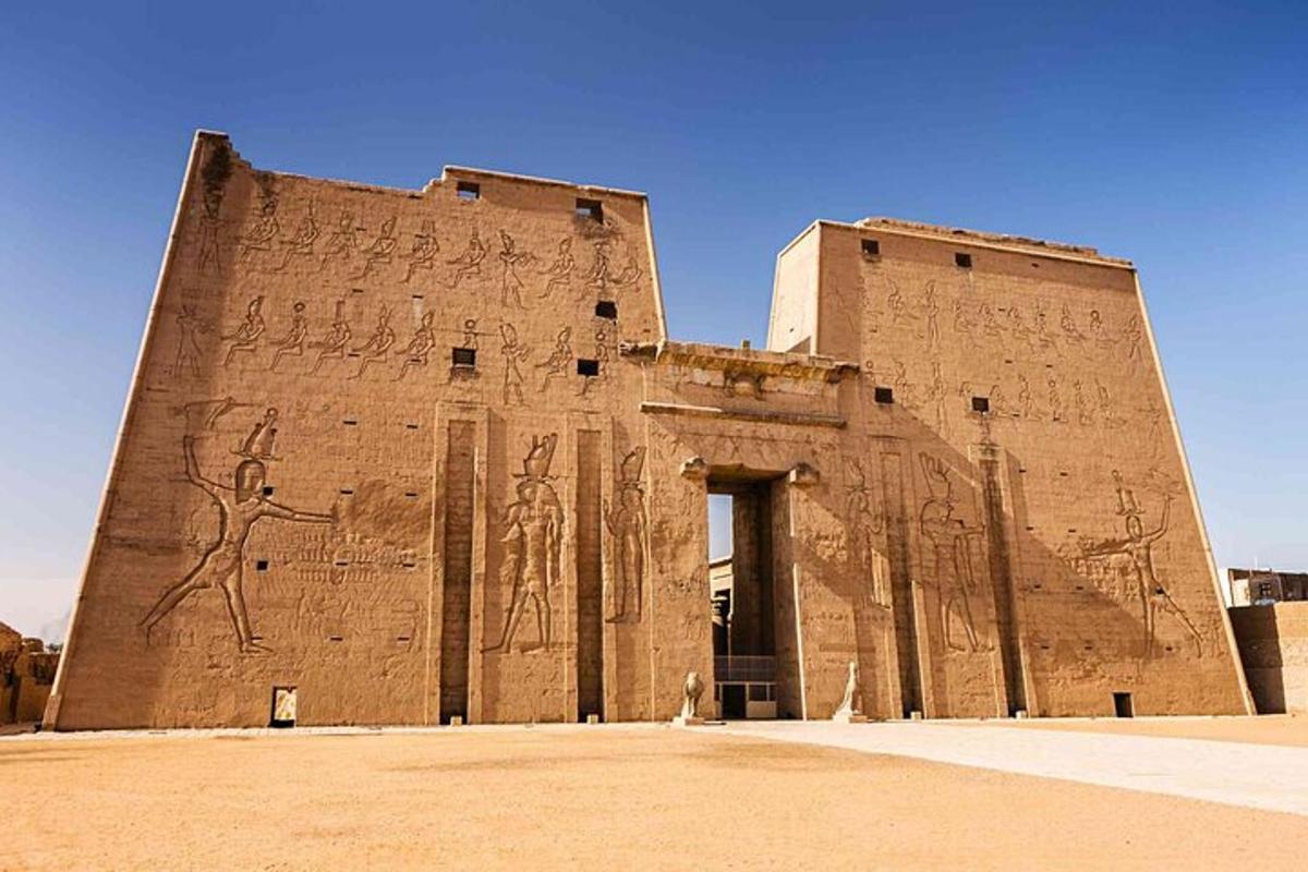 مبنى به لوحات على جانبه