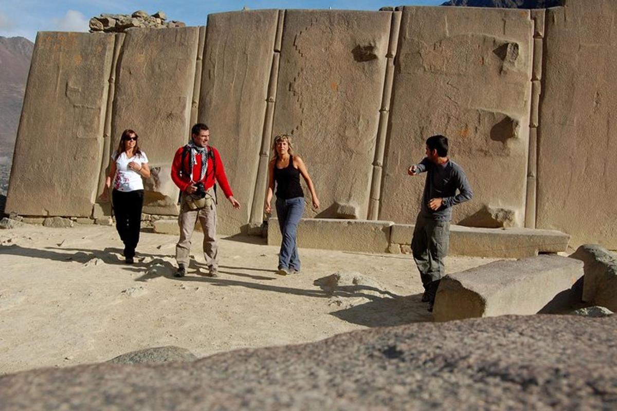 un grup de persones caminant davant d'un monument