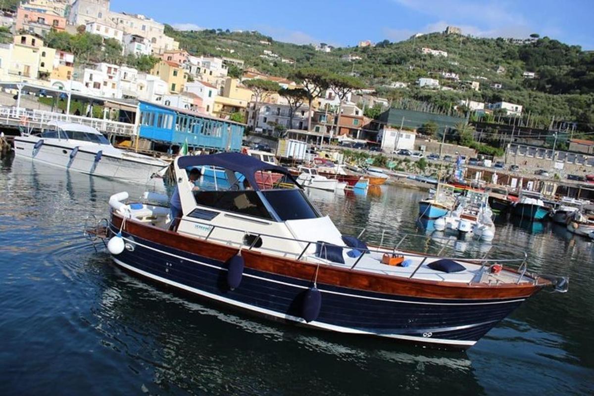 μια βάρκα είναι αγκυροβολημένη στο νερό σε ένα λιμάνι
