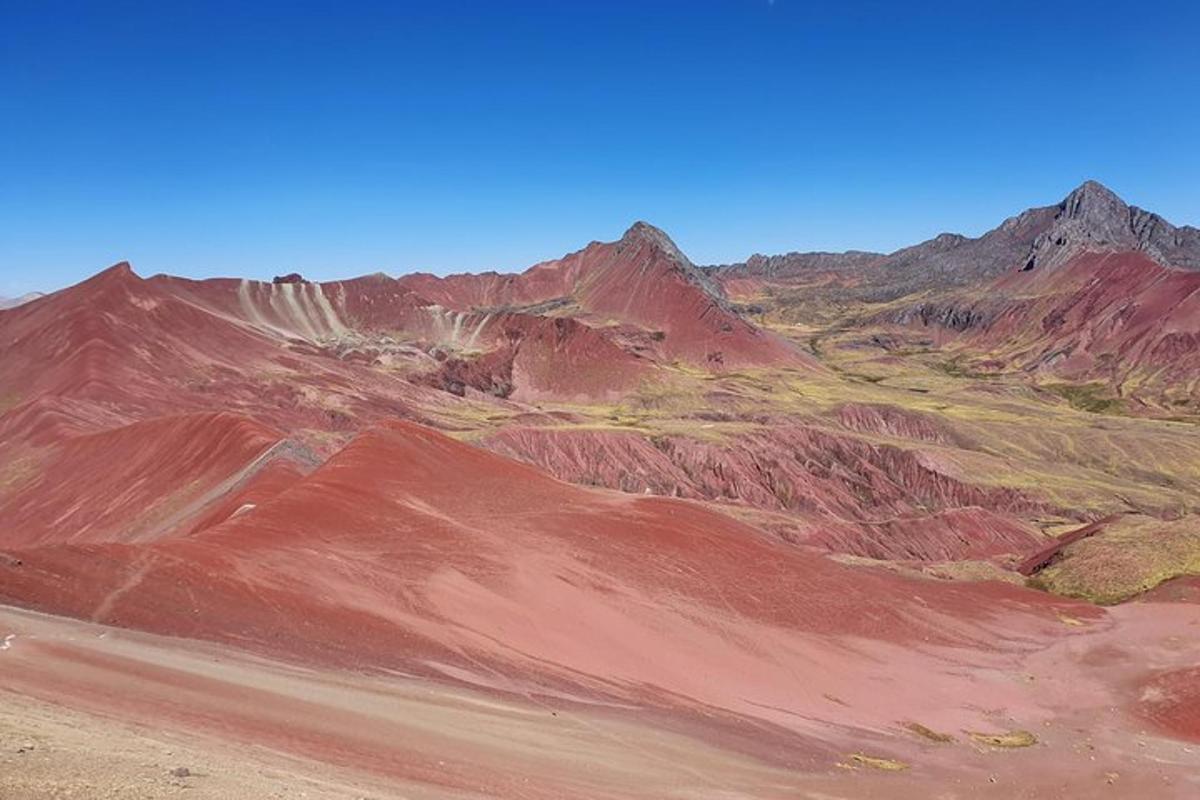 una vista di un deserto con montagne sullo sfondo