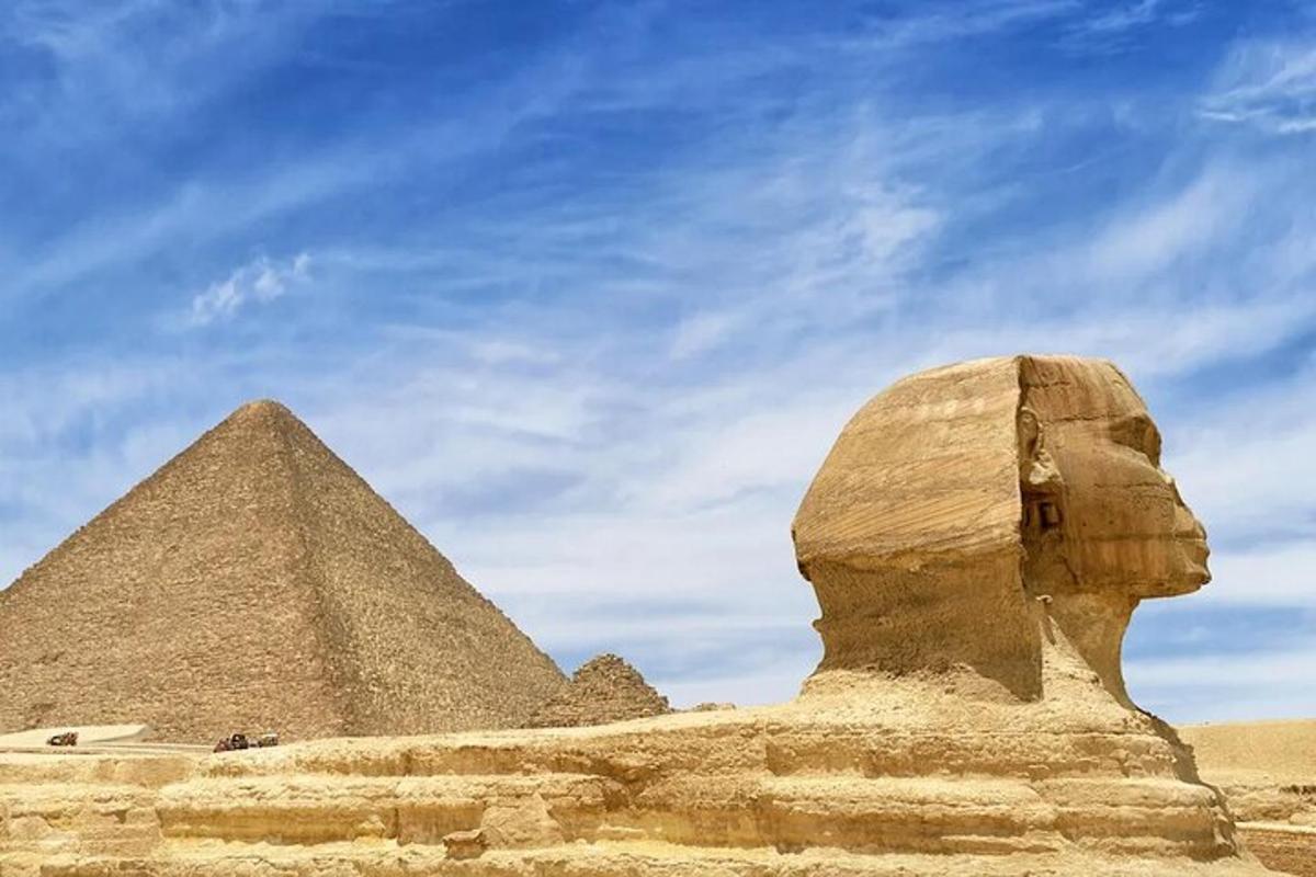 patung di hadapan piramid dan sphinx