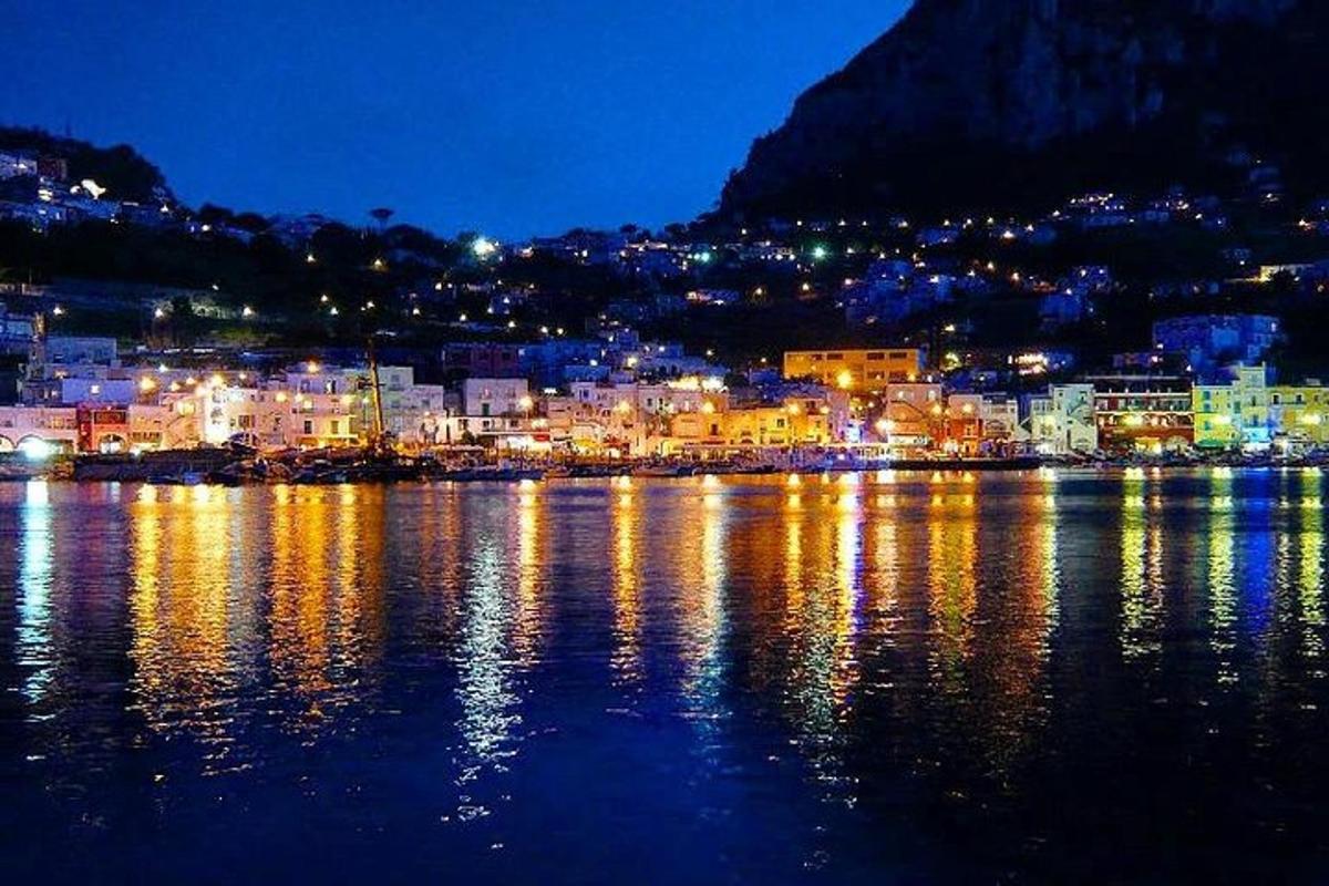 μια πόλη τη νύχτα με φώτα στο νερό