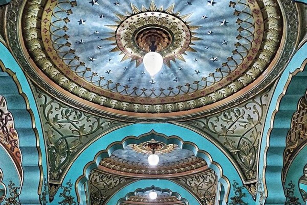 an ornate ceiling with a chandelier in a synagogue