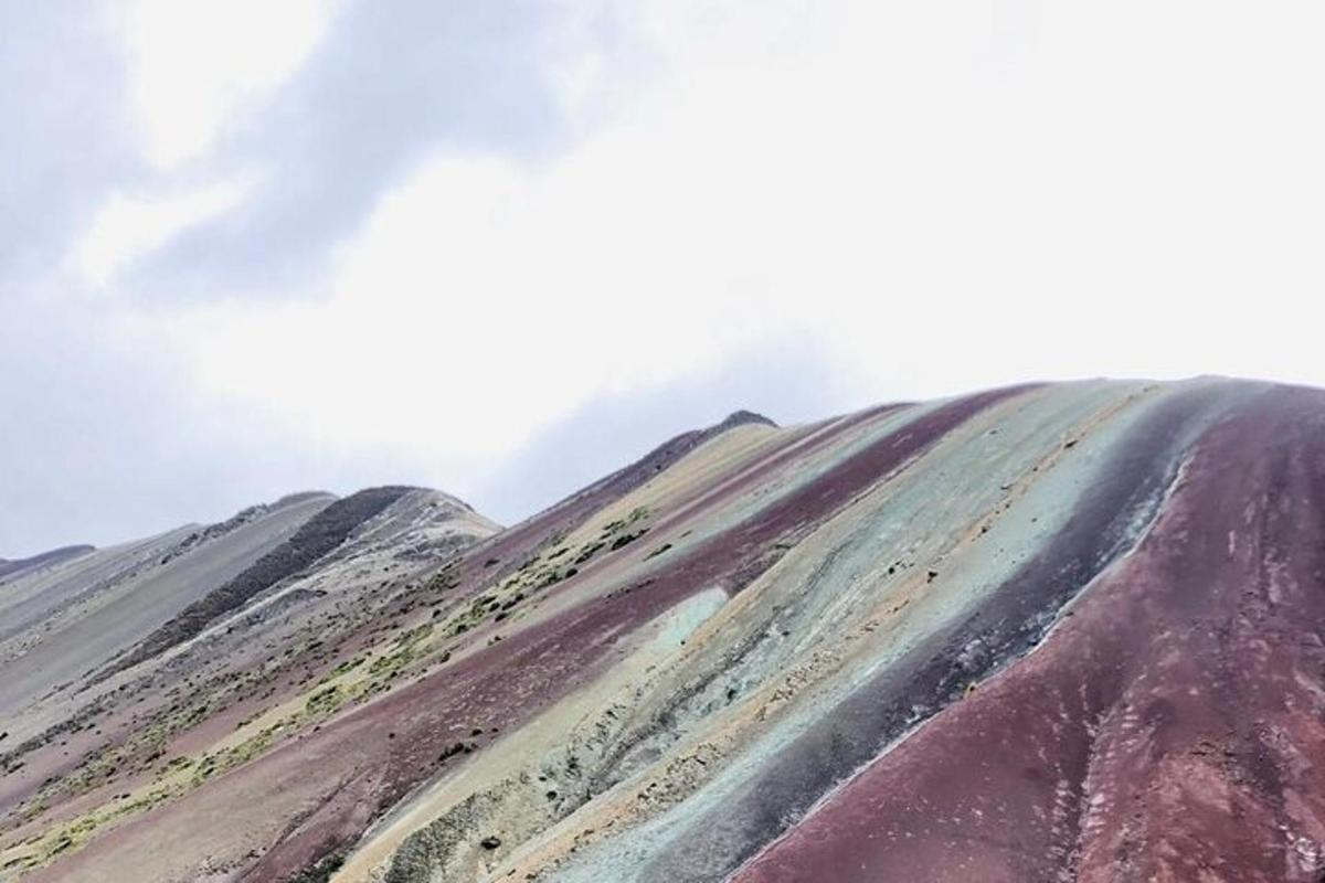 una grande collina con terra ed erba sopra