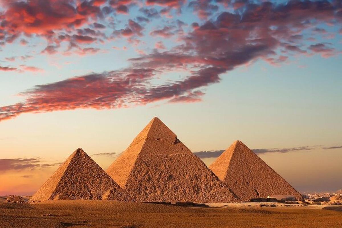 pemandangan piramid giza pada waktu matahari terbenam