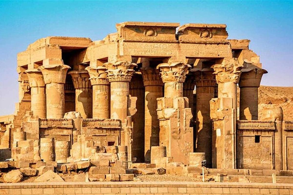 um edifício antigo com colunas no deserto