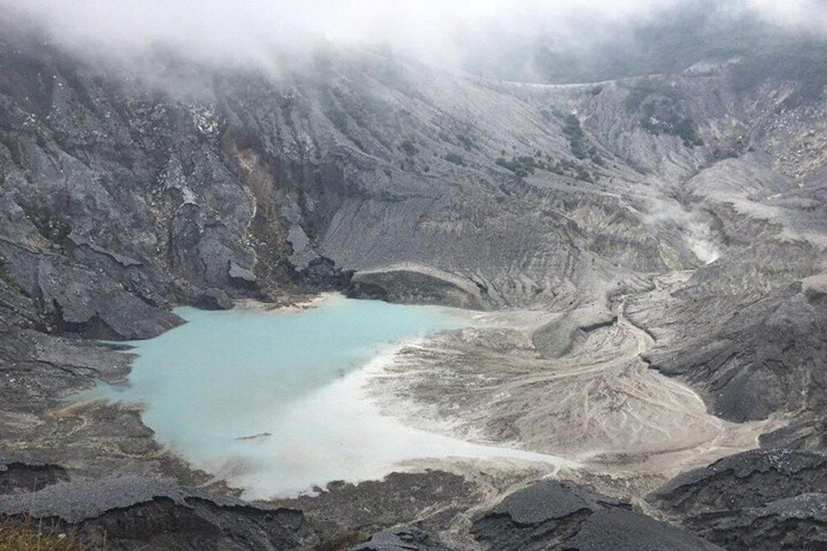 o vedere aeriană a unui lac în mijlocul unui munte