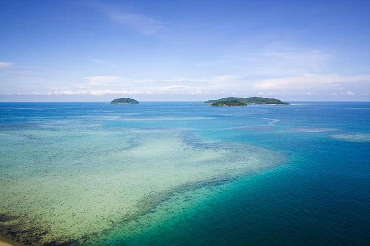 uma vista aérea do oceano com ilhas na água