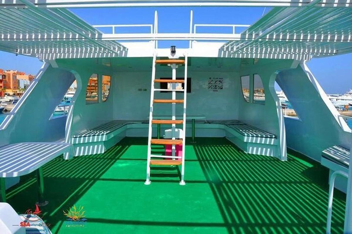una habitación en la parte trasera de un barco con una escalera