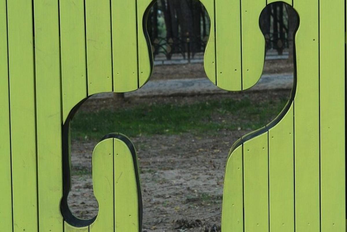 detailný záber na zelenú lavičku v parku