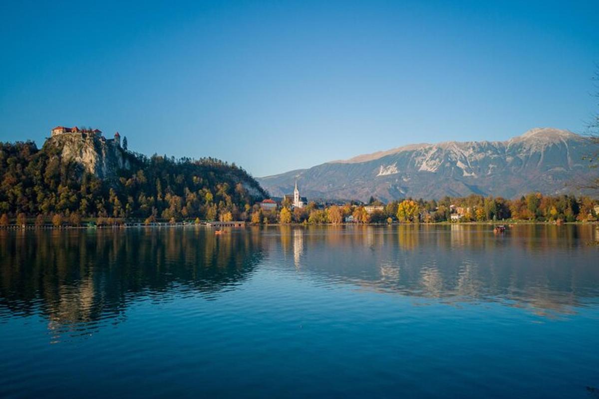 jezero s hradem na vrcholu hory