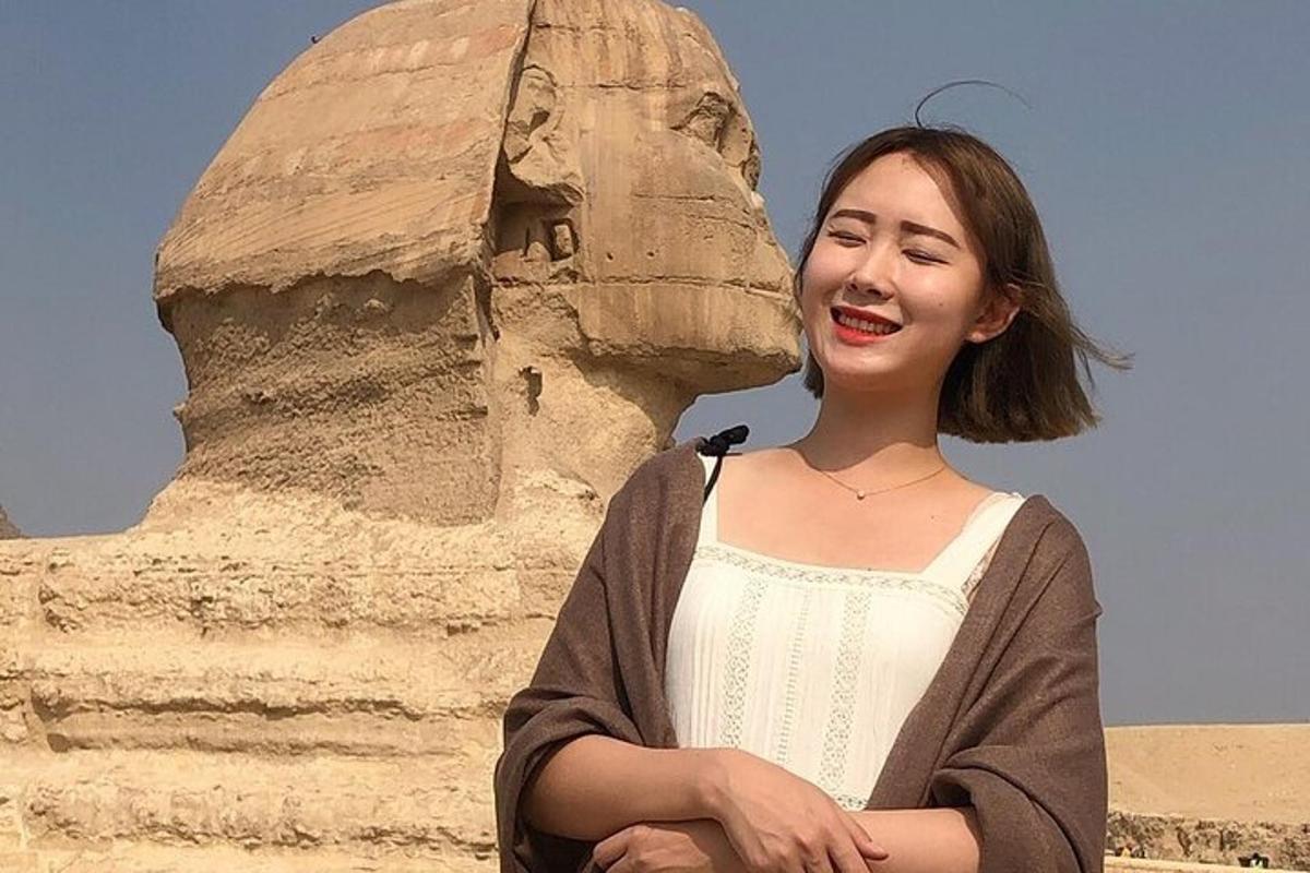 女性が像の前に立っている