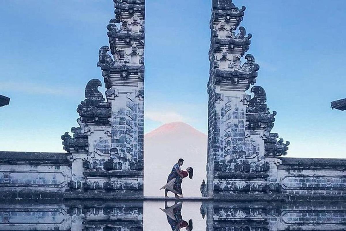 dua foto seorang pria berjalan di depan patung