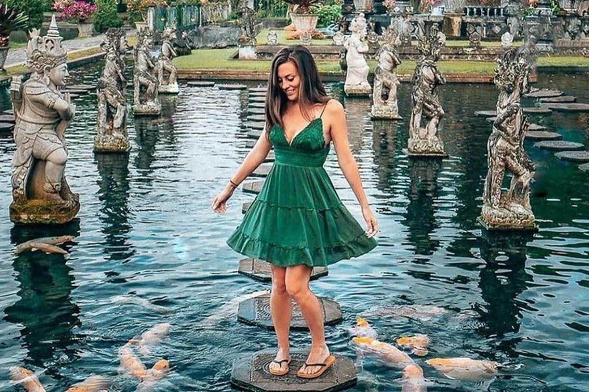 una dona amb un vestit verd dempeus a l'aigua