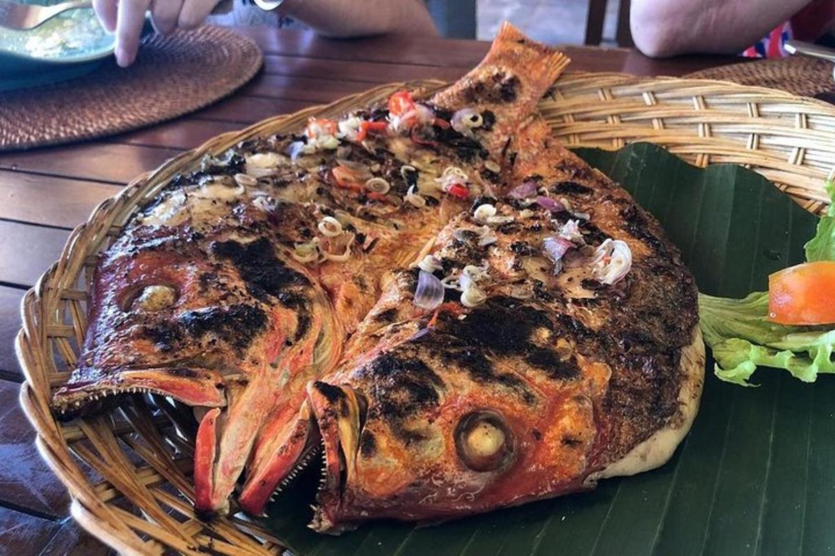 un plat de menjar amb un peix a la taula