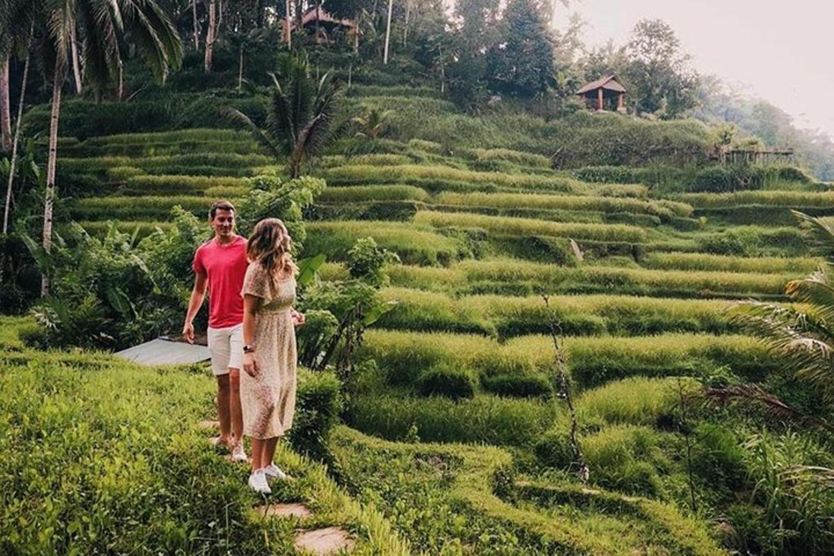 un uomo e una donna che camminano in un campo