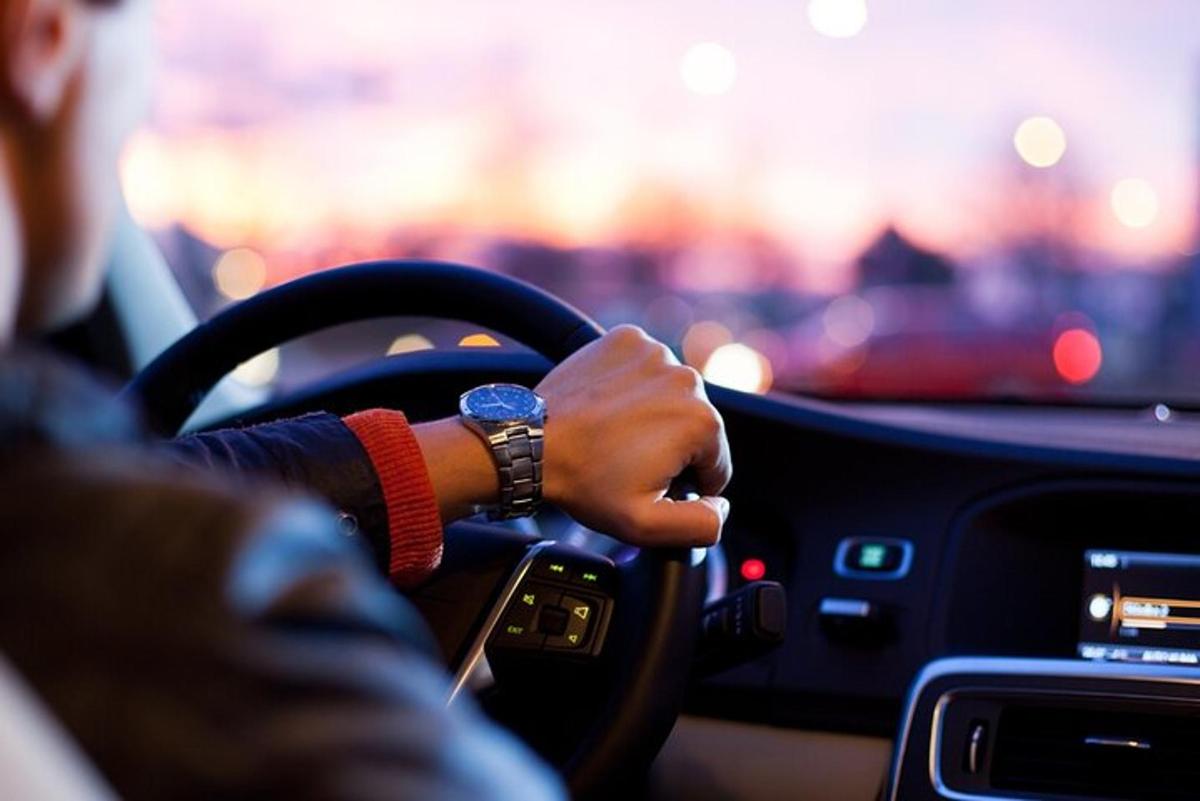 inimene, kes juhib autot käsi roolil