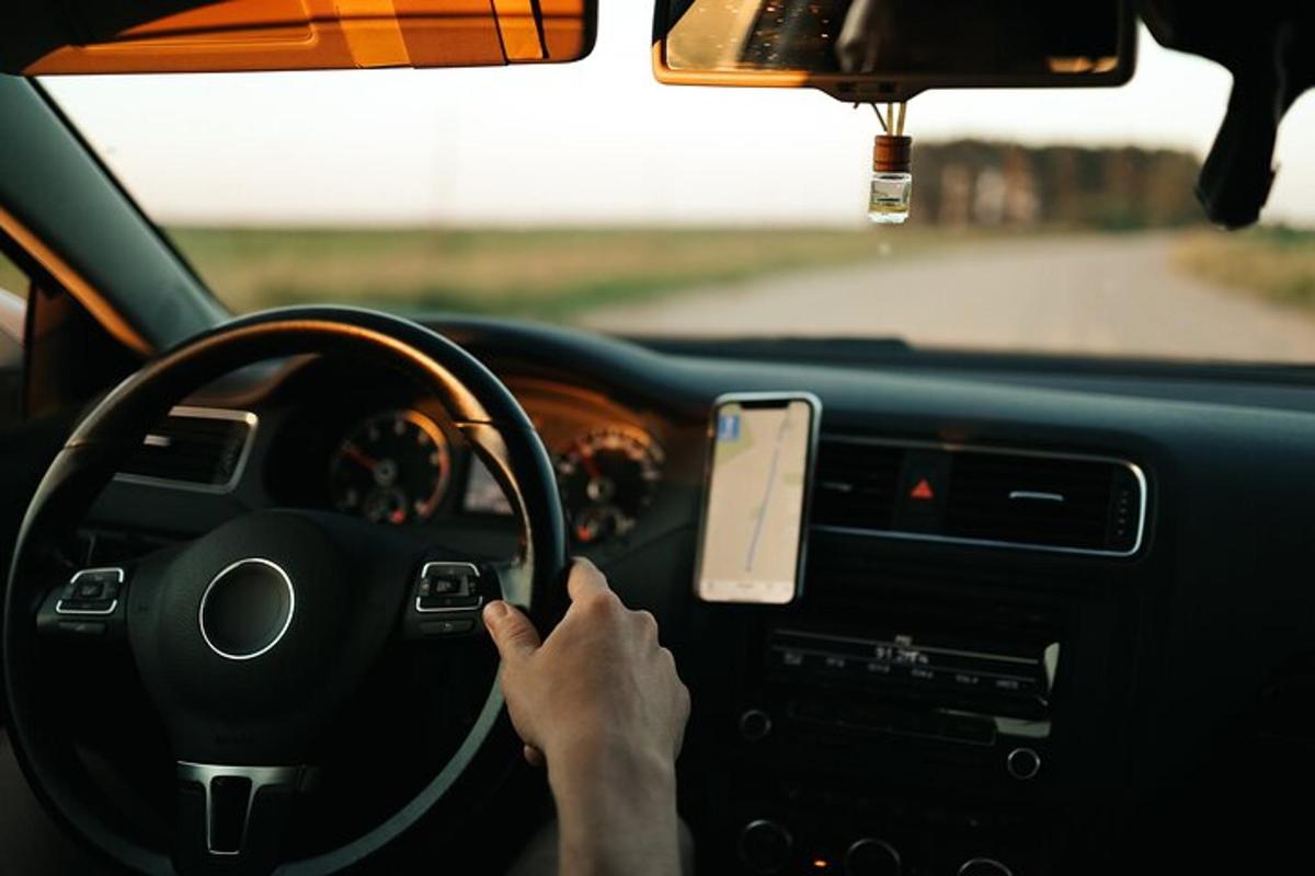 inimene, kes juhib autot ja millel on roolil mobiiltelefon