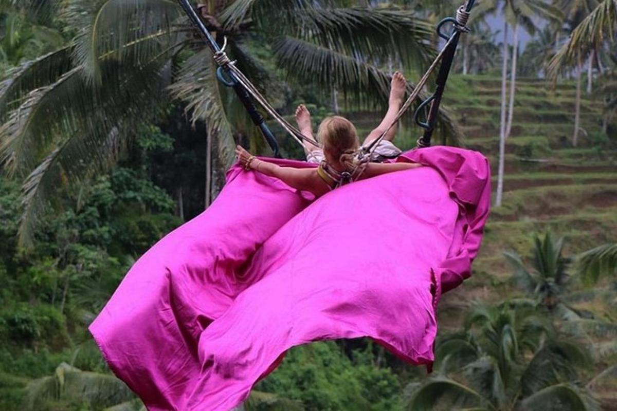 uma mulher está andando em um paraquedas rosa