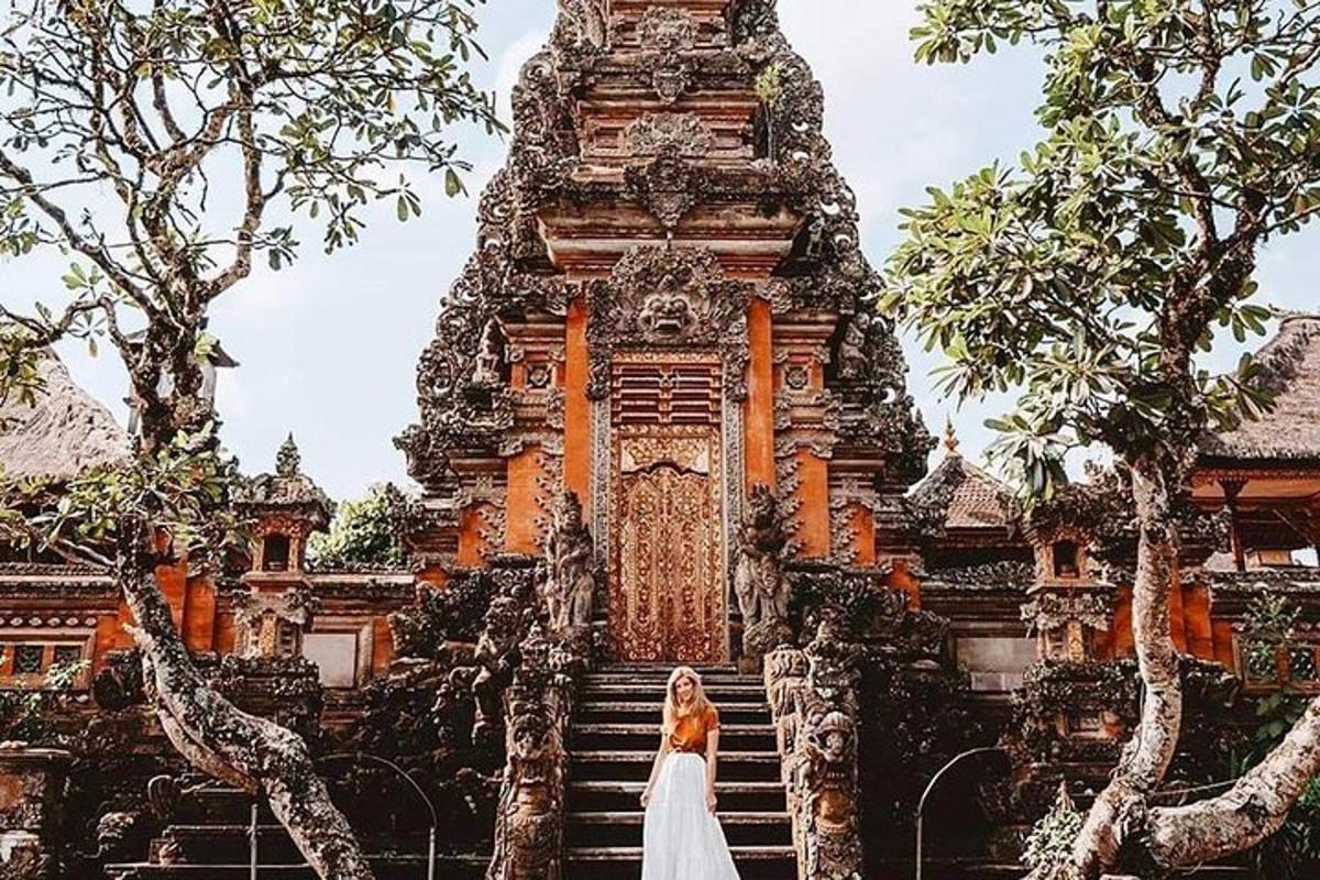 una dona amb un vestit blanc dempeus davant d'un edifici