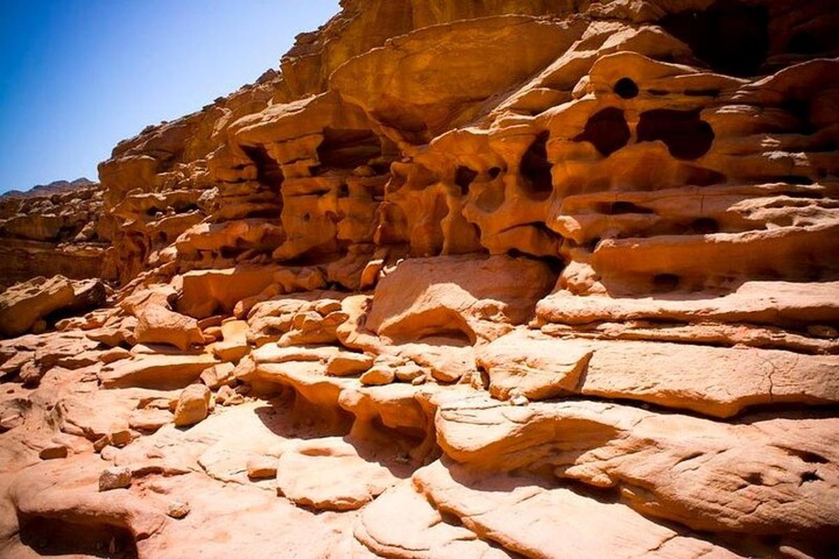 una montaña rocosa con algunas rocas en el desierto