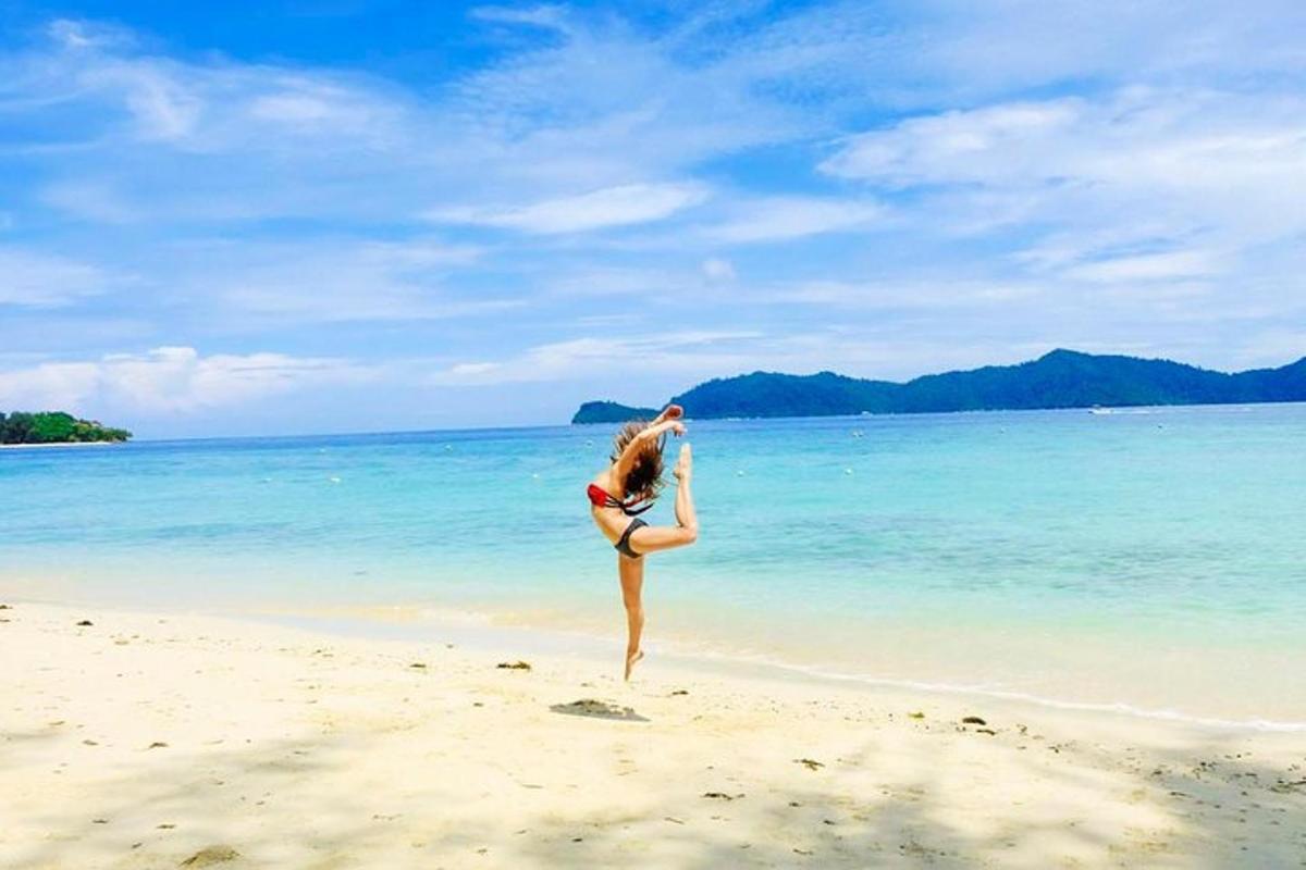 Una mujer parada en una playa cerca del agua