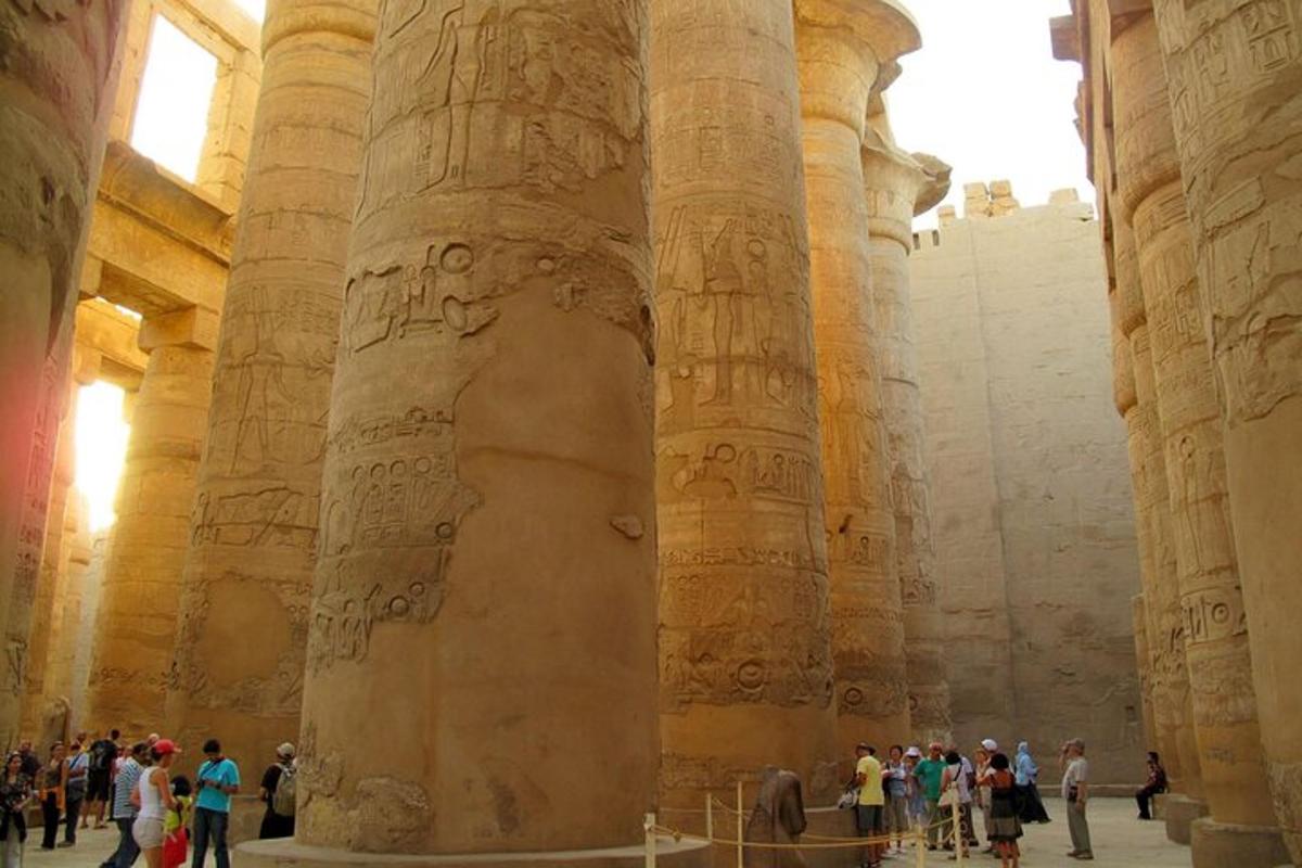 un gruppo di persone che camminano intorno al tempio di Ubis