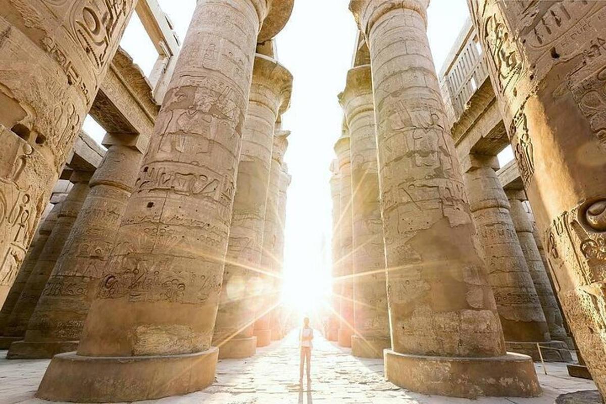 un sole splende attraverso le colonne di un antico edificio