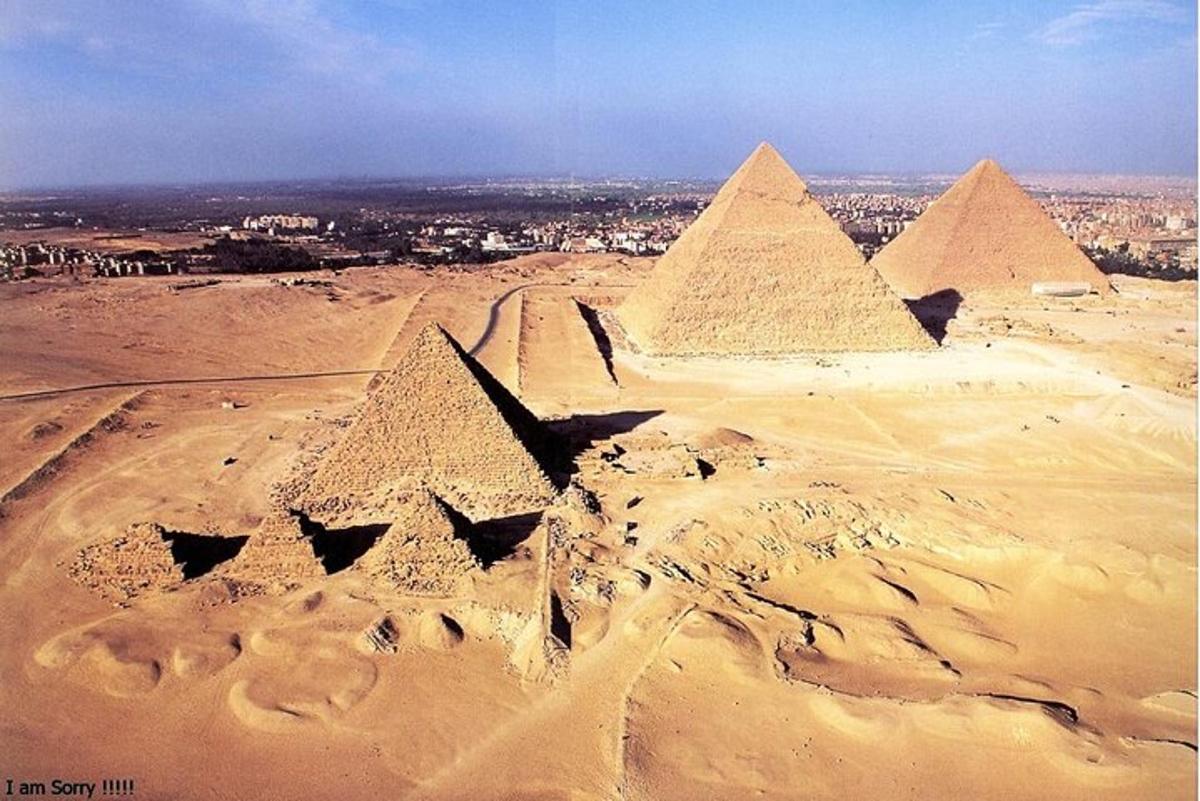 una vista aérea de las pirámides en el desierto