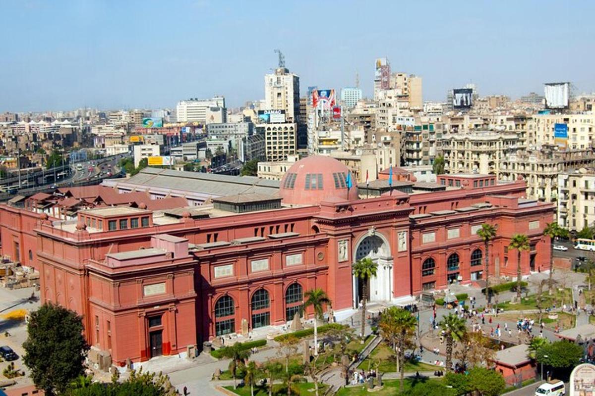 um grande edifício de tijolos vermelhos em frente a uma cidade