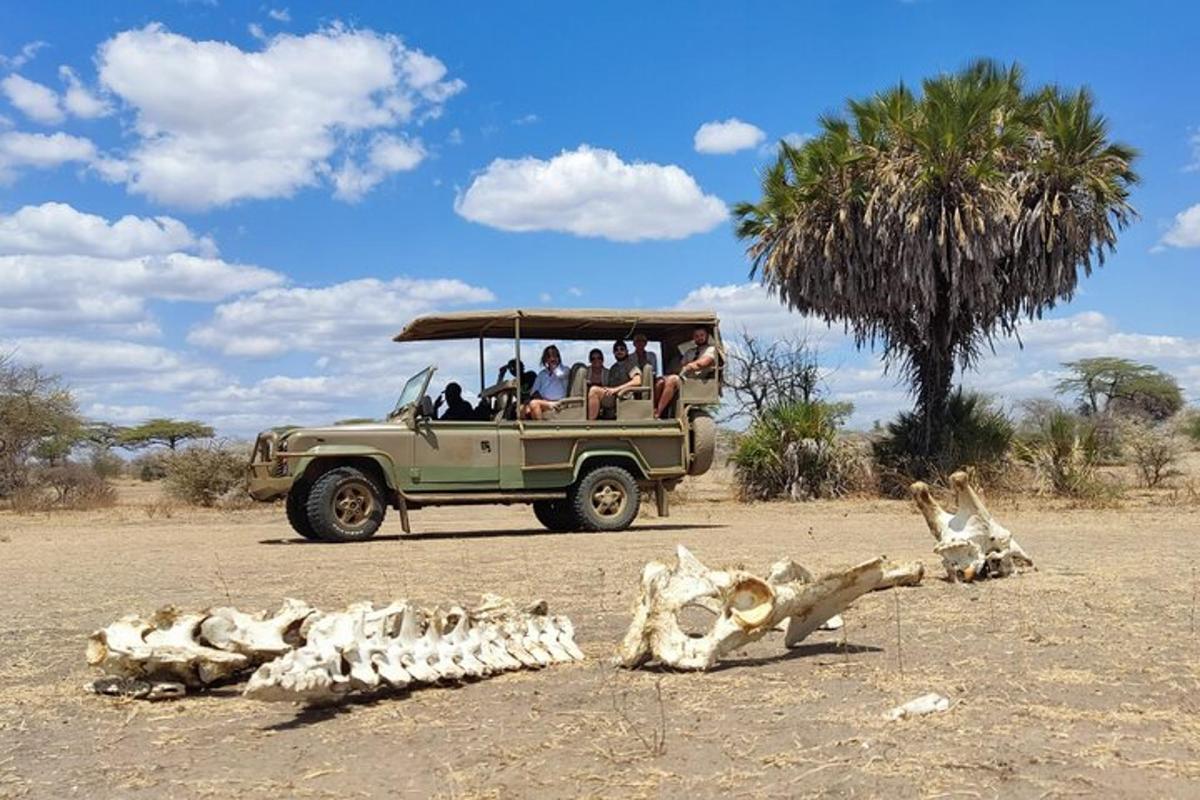 een groep mensen in een jeep in de woestijn