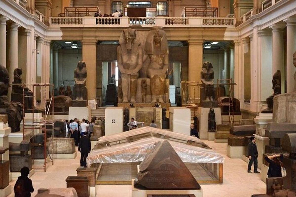 pessoas andando por um museu com um grande