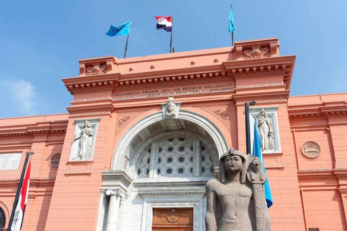 önünde heykel bulunan bir bina