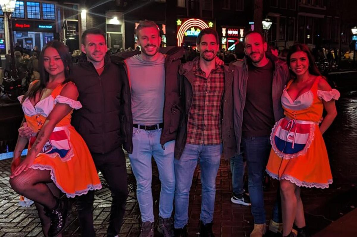 grupp inimesi poseerib öösel pildi jaoks