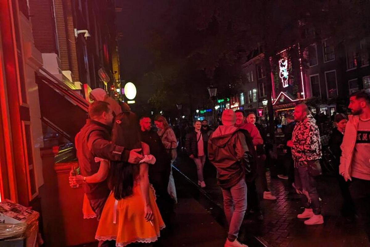 夜、路上で踊る人々の集団
