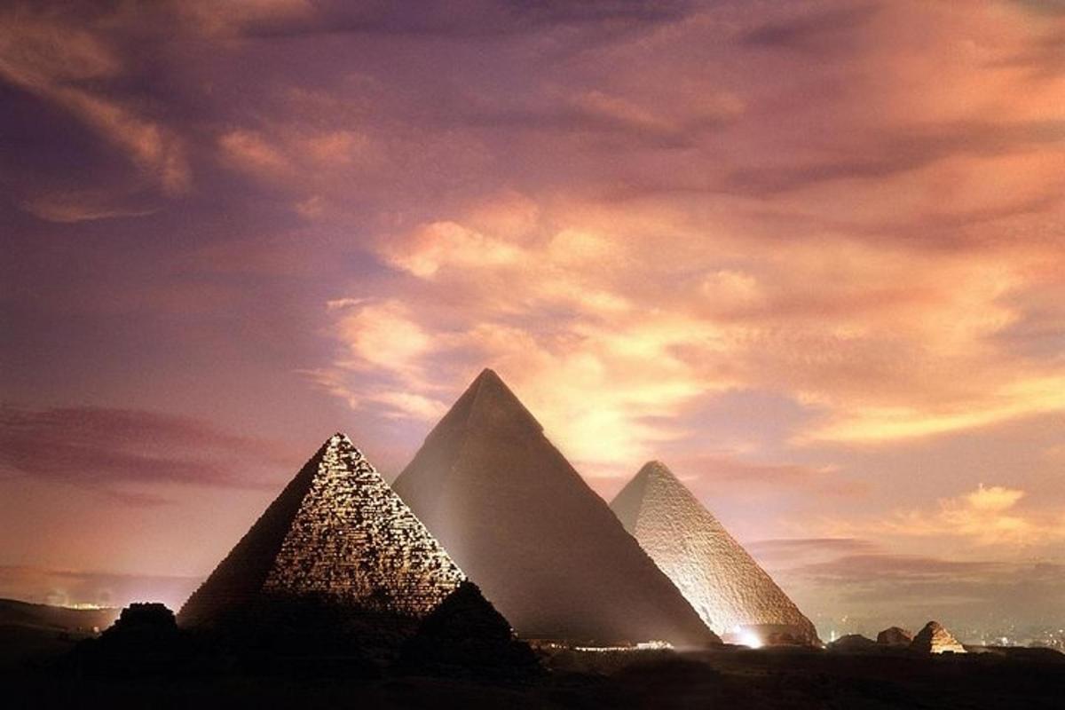 Pohled na pyramidy v Gíze pod zataženou oblohou