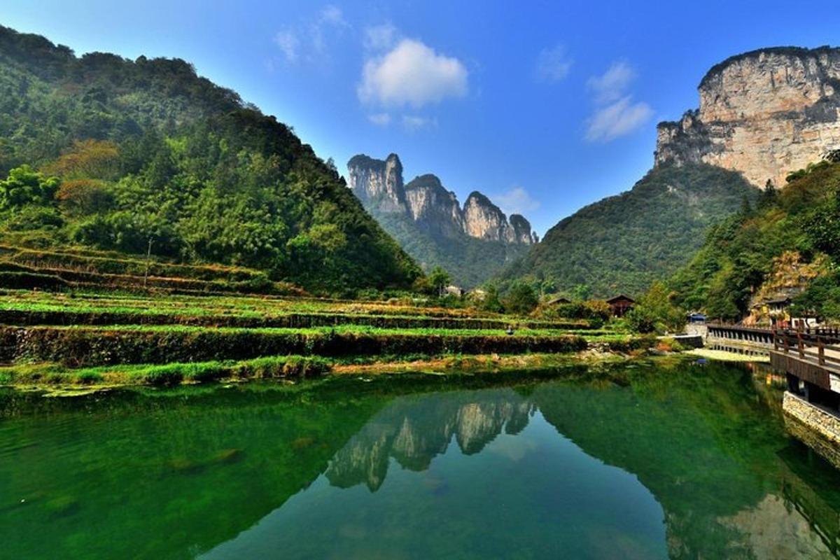 un cuerpo de agua con montañas al fondo