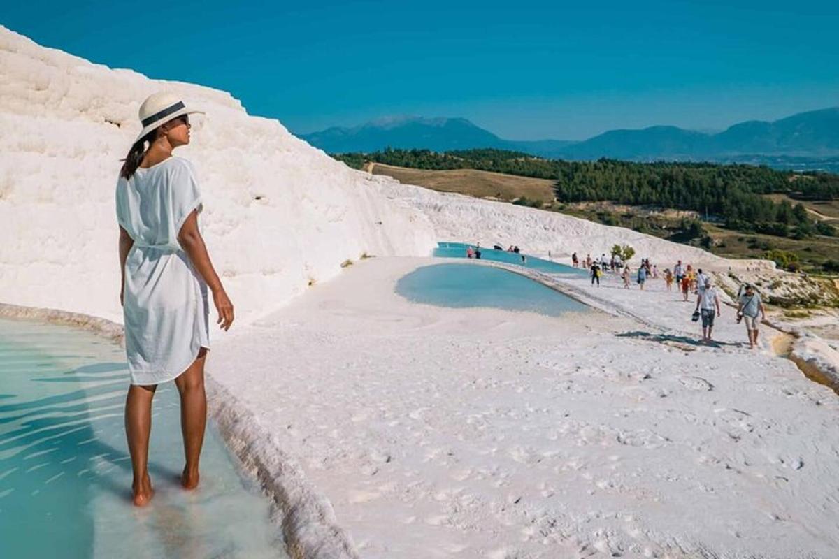 una donna in piedi nell'acqua su una spiaggia