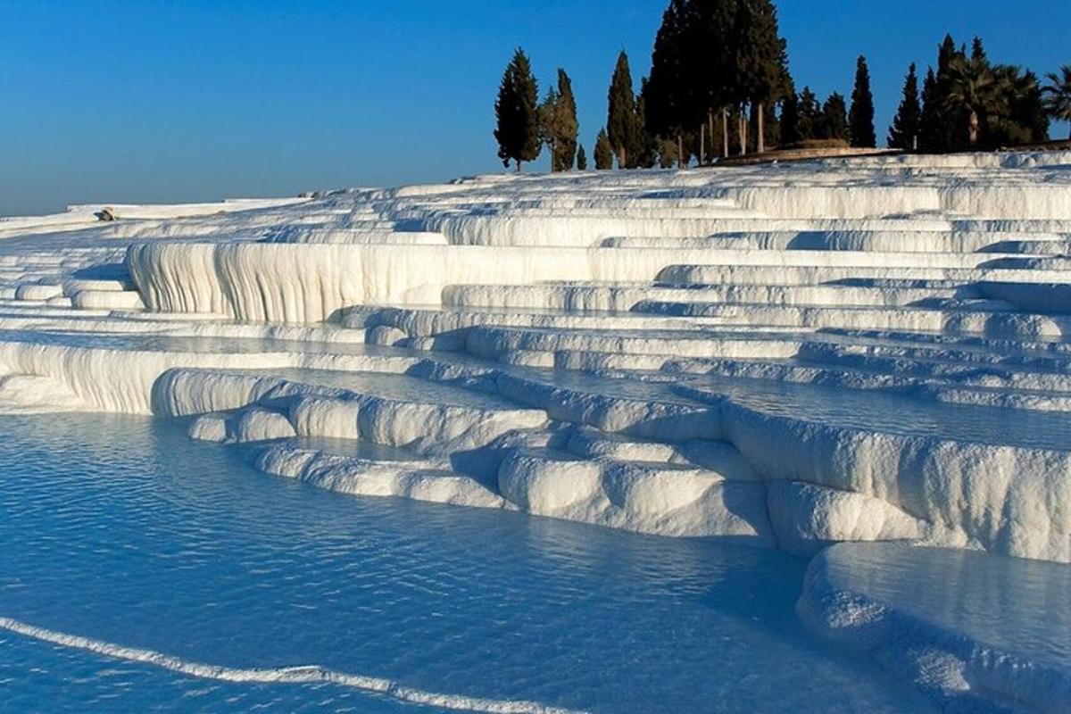 un campo innevato con formazioni di ghiaccio nell'acqua