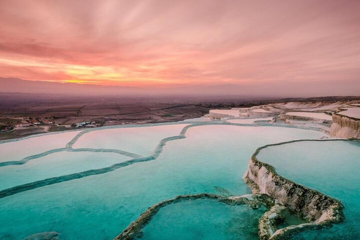 una vista aerea di uno specchio d'acqua